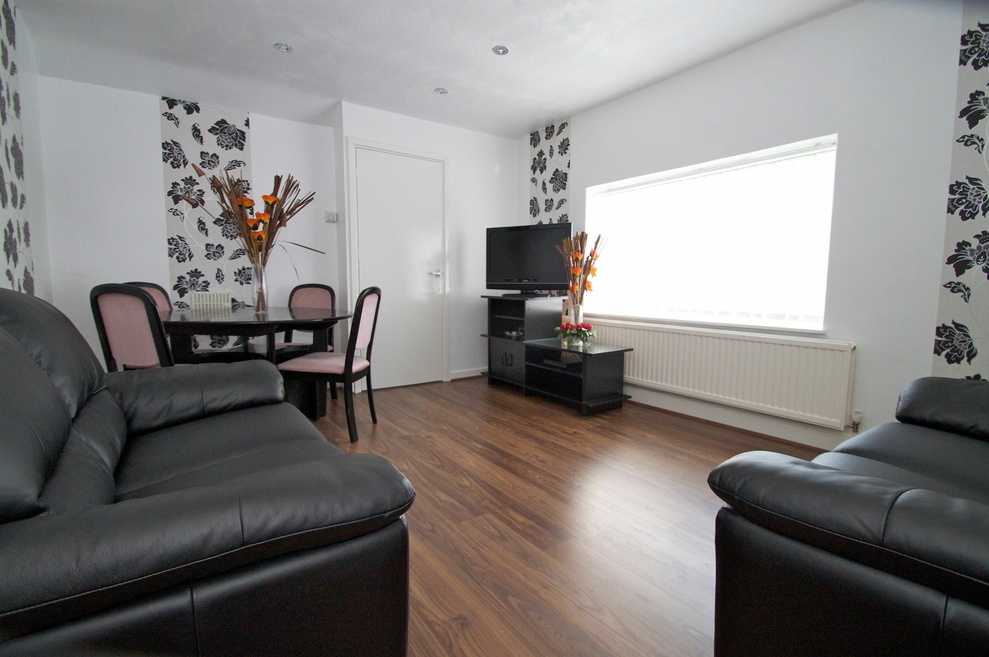La Suisse Serviced Apartments Manchester Exterior photo